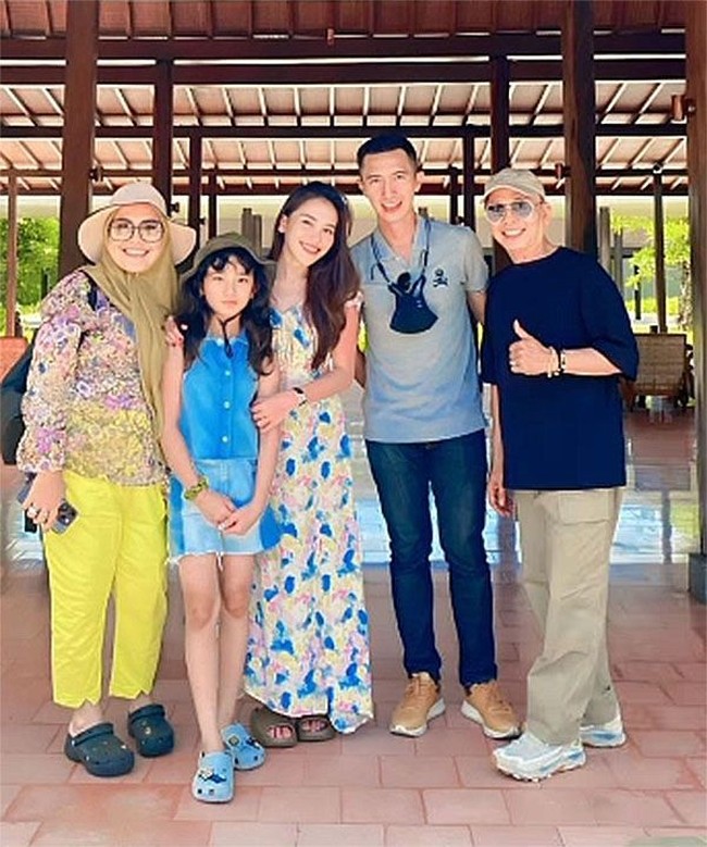 Bismillah Insya Allah pertemuan singkat kalian akan menjadi kebahagian kalian untuk selamanya, ungkap Umi Kalsum. Berdiri sebelahan, Ayu dan Fardhana terlihat bahagia bisa menghabiskan waktu bersama. Foto: Instagram