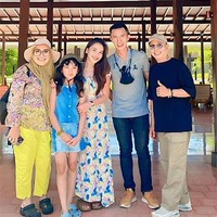 Bismillah Insya Allah pertemuan singkat kalian akan menjadi kebahagian kalian untuk selamanya, ungkap Umi Kalsum. Berdiri sebelahan, Ayu dan Fardhana terlihat bahagia bisa menghabiskan waktu bersama. Foto: Instagram