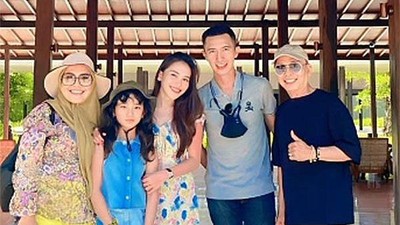 6 Potret Ayu Ting Ting & Calon Suami Liburan Keluarga Bareng ke Banyuwangi