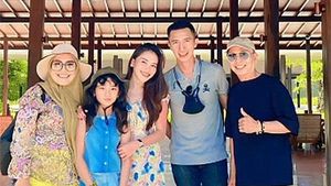 6 Potret Ayu Ting Ting & Calon Suami Liburan Keluarga Bareng ke Banyuwangi