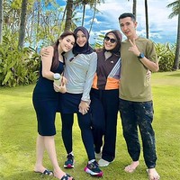 Dalam bincang-bincangnya di Brownis Trans TV, Ayu mengungkapkan jika ia mengenal Lettu Muhammad Fardhana melalui perjodohan orangtua. Ayu sendiri menyebut hubungannya denga pria yang akrab disapa Mas Dhana itu sebagai semi ta’aruf. Foto: Instagram