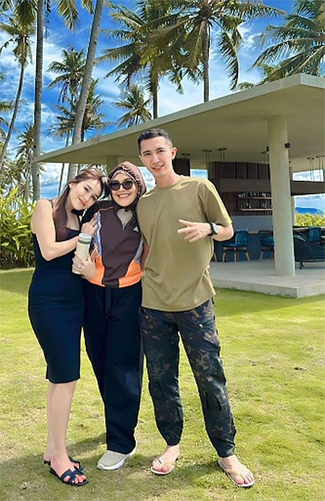Sebentar lagi akan menjadi menantu, Fardhana tampaknya sudah dekat dengan ibunda Ayu, Umi Kalsum. Ketiganya pun tampak berpose bersama. Foto: Instagram
