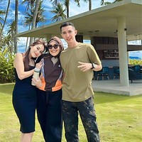 Sebentar lagi akan menjadi menantu, Fardhana tampaknya sudah dekat dengan ibunda Ayu, Umi Kalsum. Ketiganya pun tampak berpose bersama. Foto: Instagram