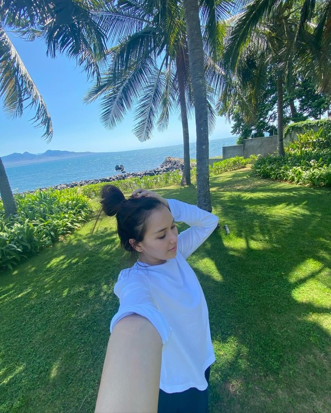 Ayu Ting Ting dan keluarganya rupanya sempat berlibur ke Banyuwangi. Foto-foto liburannya itu belakangan baru dibagikan oleh sang bunda, Umi Kalsum ke akun Instagram pribadinya. Foto: Instagram