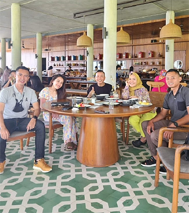 Setelah diam-diam melangsungkan pertunangan kini Ayu dan Fardhana sudah go publik. Melalui akun Instagram masing-masing keduanya pun sudah membagikan foto-foto mesra kebersamaan mereka. Foto: Instagram