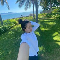 Ayu Ting Ting dan keluarganya rupanya sempat berlibur ke Banyuwangi. Foto-foto liburannya itu belakangan baru dibagikan oleh sang bunda, Umi Kalsum ke akun Instagram pribadinya. Foto: Instagram