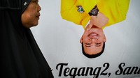 Narkissos selama hidupnya hanya terpaku di hadapan sebuah kolam yang memantulkan rupa citra dirinya yang kemudian membuatnya acuh dengan orang disekitarnya hingga kematian menjemputnya.