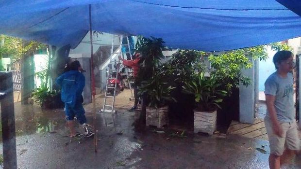 Banjir di Jakut, warga membuat TPS darurat