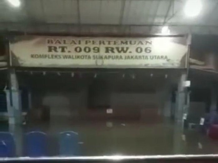 Banjir di Jakut, warga membuat TPS darurat