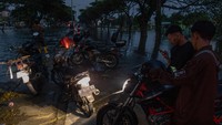 Meskipun banjir yang disebabkan jebolnya tanggul Sungai Wulan sejak enam hari yang lalu itu mulai berangsur surut, namun Satlantas Polres Demak masih menutup jalur tersebut.