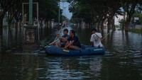Warga menaiki perahu karet untuk menembus banjir yang mulai surut di jalur pantura Demak-Kudus, Kecamatan Karanganyar, Kabupaten Demak, Jawa Tengah, Rabu (14/2/2024).