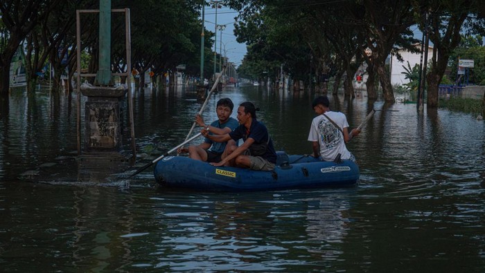 Pengendara sepeda motor mencoba mengidupkan motornya yang mogok seusai menembus banjir yang mulai surut di jalur pantura Demak-Kudus, Kecamatan Karanganyar, Kabupaten Demak, Jawa Tengah, Rabu (14/2/2024). Meskipun banjir yang disebabkan jebolnya tanggul Sungai Wulan sejak enam hari yang lalu itu mulai berangsur surut, namun Satlantas Polres Demak masih menutup jalur tersebut karena banjir masih merendam sejumlah titik jalan dengan ketinggian bervariasi sekitar 30-70 sentimeter. ANTARA FOTO/Aji Styawan/Spt.