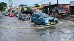 Jalan KH Hasyim Ashari Ciledug Banjir, Macet Panjang Tak Terhindarkan