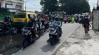 Banjir menyebabkan arus lalu lintas macet.