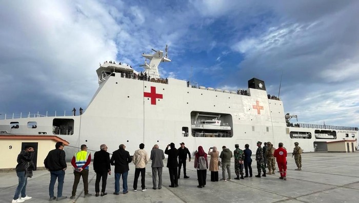 Bantuan dari Indonesia untuk Rakyat Palestina Tiba di Mesir KRI dr. Radjiman Wedyodiningrat-992 (KRI RJW-992) telah tiba di dermaga Al Arish, Mesir, Selasa (13/2). Kapal ini membawa beragam bantuan dari Indonesia untuk rakyat Palestina.