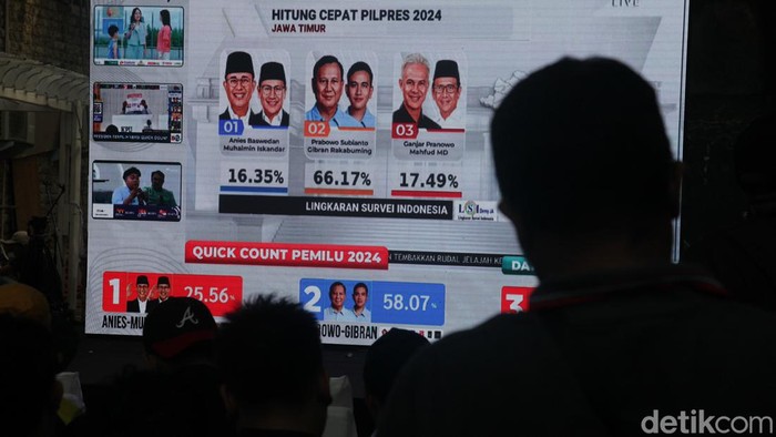 Anies Baswedan memberikan keterangan usai Prabowo unggul sementara berdasarkan hasil quick count Pilpres 2024. Anies menjawab pertanyaan di Markas Timnas AMIN, Jakarta Pusat, Rabu (14/2/2024).