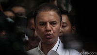 Kapten Timnas AMIN, M Syaugi juga menyatakan pihaknya masih menunggu hasil real count KPU.