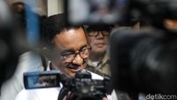 Anies Baswedan memberikan keterangan usai Prabowo unggul sementara berdasarkan hasil quick count Pilpres 2024. Anies menjawab pertanyaan di Markas Timnas AMIN, Jakarta Pusat, Rabu (14/2/2024).
