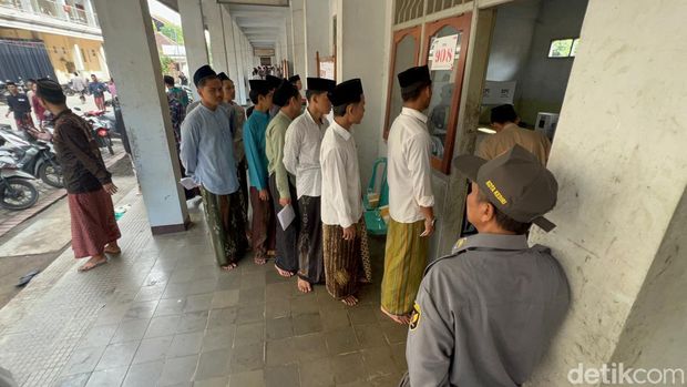 Belasan Ribu Santri Lirboyo Salurkan Hak Pilihnya Di TPS Lokasi Khusus