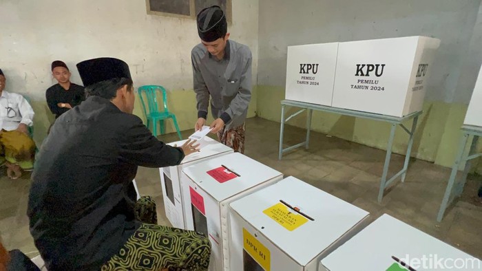Belasan Ribu Santri Lirboyo Salurkan Hak Pilihnya Di TPS Lokasi Khusus