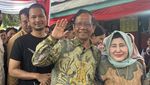 Senyum Mahfud dan Keluarga Usai Berikan Hak Suaranya