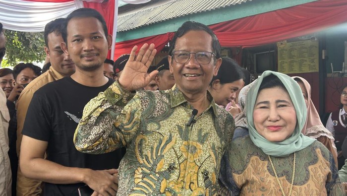 Berbaju Batik, Mahfud Md Nyoblos di TPS 106 Maguwoharjo Bareng Keluarga Berbaju Batik, Mahfud Md Nyoblos di TPS 106 Maguwoharjo Bareng Keluarga