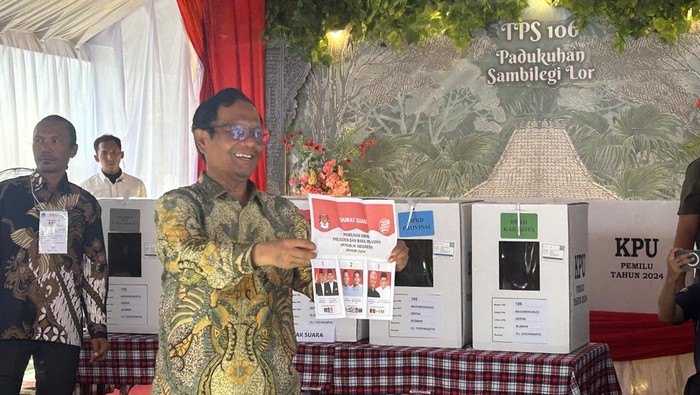Berbaju Batik, Mahfud Md Nyoblos di TPS 106 Maguwoharjo Bareng Keluarga