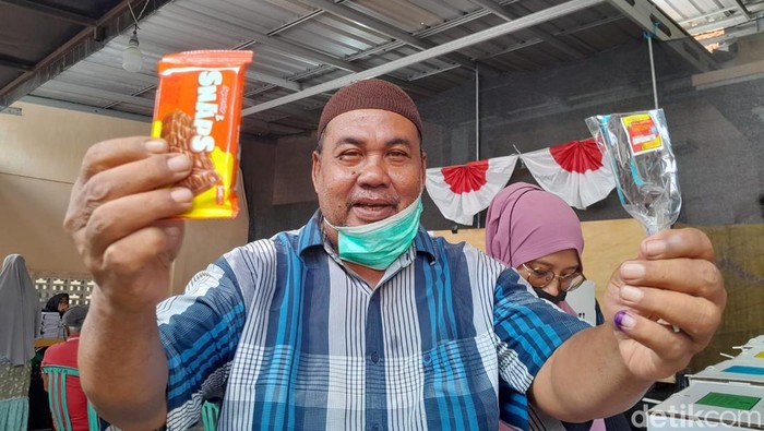Bertepatan Valentine, Warga Dapat Coklat Usai Nyoblos di TPS Jambangan