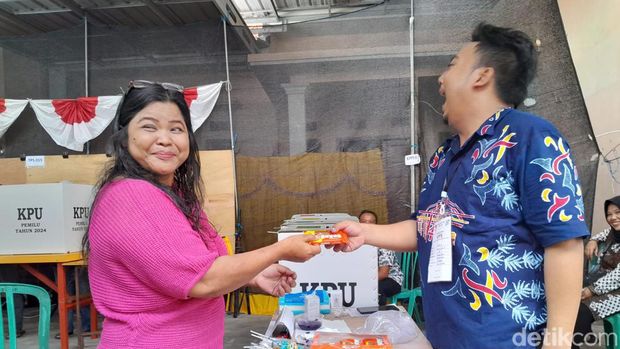 Bertepatan Valentine, Warga Dapat Coklat Usai Nyoblos di TPS Jambangan