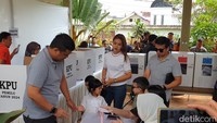 Bobby dan Kahiyang turut mengajak kedua anaknya ke TPS. (Goklas Wisely/detikSumut)