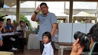Bobby ditemani anaknya saat menunjukkan kelingking kanan usai menggunakan hak pilih di TPS. (Goklas Wisely/detikSumut)