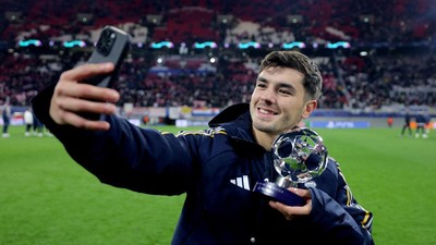 Potret Diaz Bergaya Bellingham hingga Selfie sebagai Pemain Terbaik