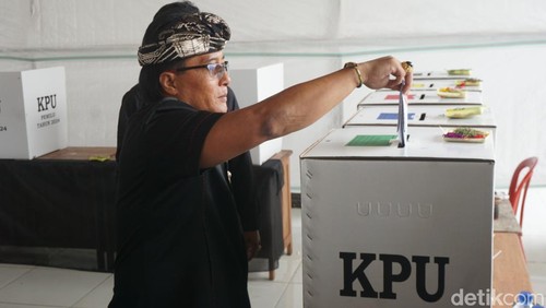 Bupati Badung I Nyoman Giri Prasta menyalurkan hak pilihnya pada Pemilihan Umum (Pemilu) 2024 di  TPS 1, Desa Pelaga, Kecamatan Petang, Badung, Rabu (14/2/2024). (Foto: Agus Eka/detikBali)
