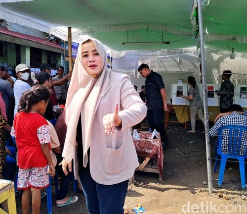 Bupati Bima, NTB, Indah Dhamayanti Putri mencoblos Pemilu 2024 di TPS 3 Kelurahan Sarae, Kecamatan Rasanae Barat, Kota Bima, Rabu, (14/2/2024). (Dok. Rafiin/detikBali)