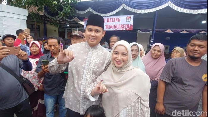 Bupati Kendal Dico M Ganinduto bersama istrinya, Chacha Frederica saat memakai hak pilih di TPS 01 Kelurahan Tunggulrejo, Kecamatan Kota Kendal, Rabu (14/2/2024).