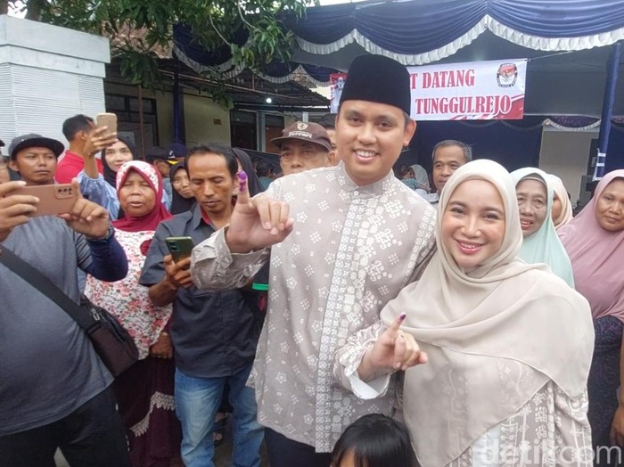 Bupati Kendal Dico M Ganinduto bersama istrinya, Chacha Frederica saat memakai hak pilih di TPS 01 Kelurahan Tunggulrejo, Kecamatan Kota Kendal, Rabu (14/2/2024).