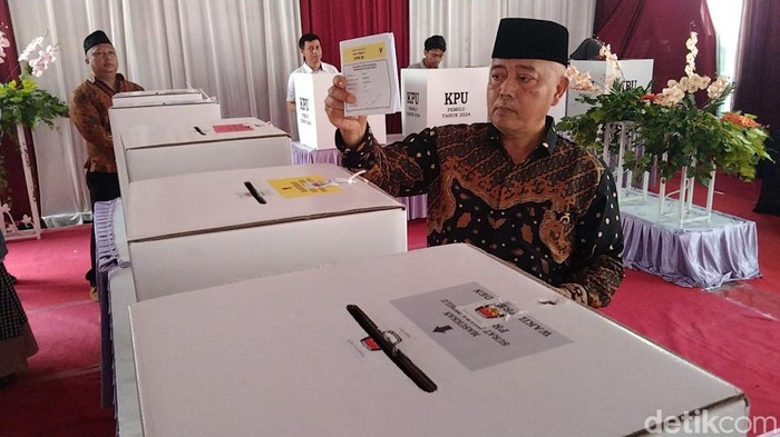 Bupati Malang memasukkan surat suara ke kotak suara