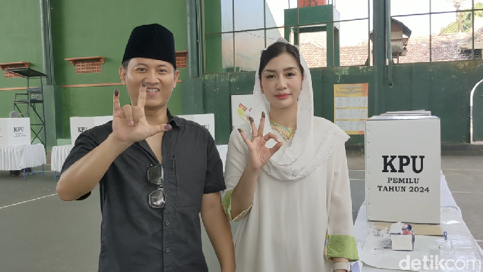 Bupati Trenggalek dan istri saat nyoblos di Pemilu 2024