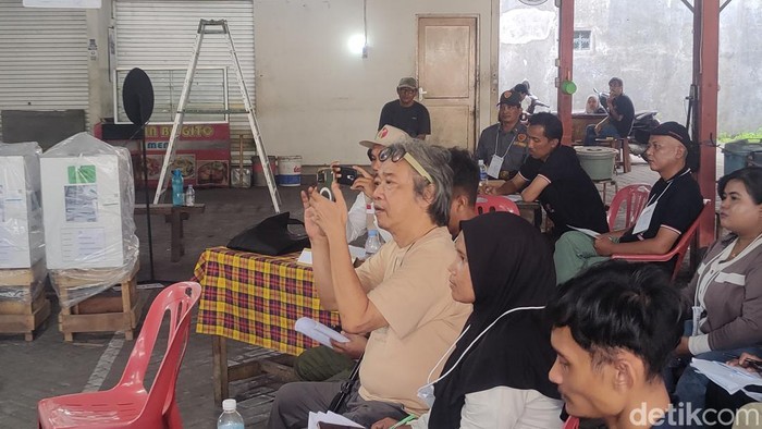 Butet Kartaredjasa mengikuti proses penghitungan suara di TPS tempatnya mencoblos, di TPS 32 Singosaren, Pakuncen, Kemantren Wirobrajan, Kota Jogja, Rabu (14/2/2024).