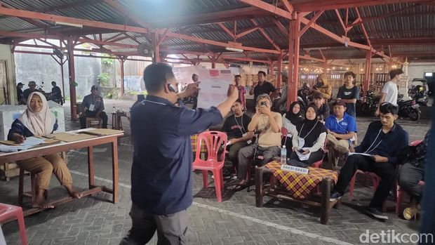 Butet Kartaredjasa mengikuti proses penghitungan suara di TPS tempatnya mencoblos, di TPS 32 Singosaren, Pakuncen, Kemantren Wirobrajan, Kota Jogja, Rabu (14/2/2024).