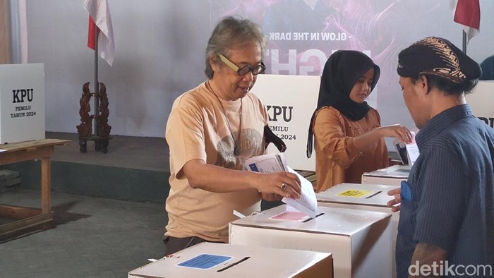 Butet Kartaredjasa saat menggunakan hak pilihnya di TPS 32, Kampung Singosaren, Pakuncen, Wirobrajan, Kota Jogja, Rabu (14/2/2024).