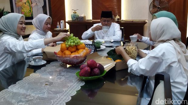 Cak Imin makan bareng keluarga jelang pencoblosan.(Kurniawan/detikcom)