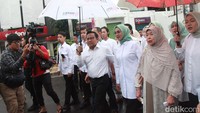Cak Imin datang ke TPS dengan berjalan kaki sambil membawa payung karena hujan mengguyur di sekitar TPS.