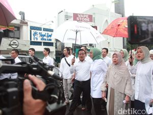 Cak Imin Tiba di TPS 023 Kemang Bareng Anak-Istri