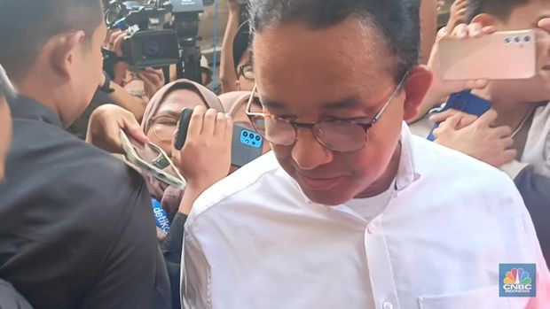 Calon Presiden Anies Baswedan meninggalkan rumah pemenangan Diponegoro 10. (CNBC Indonesia/Rosseno Aji Nugroho)