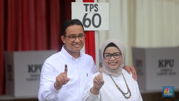 Calon Presiden (Capres) No urut 1, Anies Baswedan berangkat ke TPS 60, Cilandak, Jakarta Selatan untuk menggunakan hak suaranya di Pemilu 2024. Rabu (14/2/2024). (CNBC Indonesia/Muhammad Sabki)