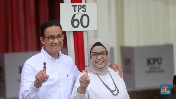 Calon Presiden (Capres) No urut 1, Anies Baswedan berangkat ke TPS 60, Cilandak, Jakarta Selatan untuk menggunakan hak suaranya di Pemilu 2024. Rabu (14/2/2024). (CNBC Indonesia/Muhammad Sabki)