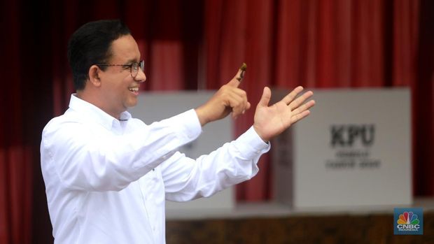 Calon Presiden (Capres) No urut 1, Anies Baswedan berangkat ke TPS 60, Cilandak, Jakarta Selatan untuk menggunakan hak suaranya di Pemilu 2024. Rabu (14/2/2024). (CNBC Indonesia/Muhammad Sabki)
