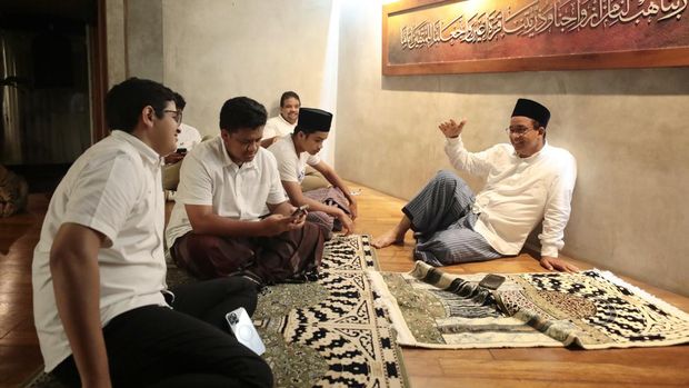 Calon Presiden nomor urut satu Anies Baswedan sholat berjamaah jelang pemilihan umum. (Dok. Istimewa)