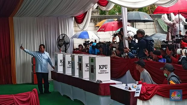 capres nomor urut 02 Prabowo Subianto melakukan pencoblosan di TPS 033 Bojong Koneng, Sentul. (CNBC Indonesia/Ferry Sandi)